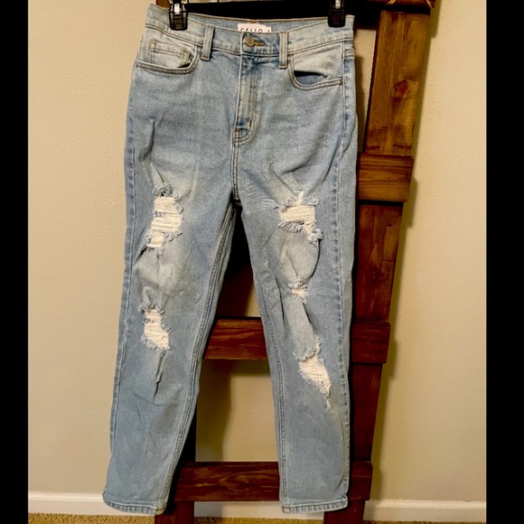 A5 - 258 NWOT Cello High rise distressed mom jeans size 5 - Picture 9 of 15